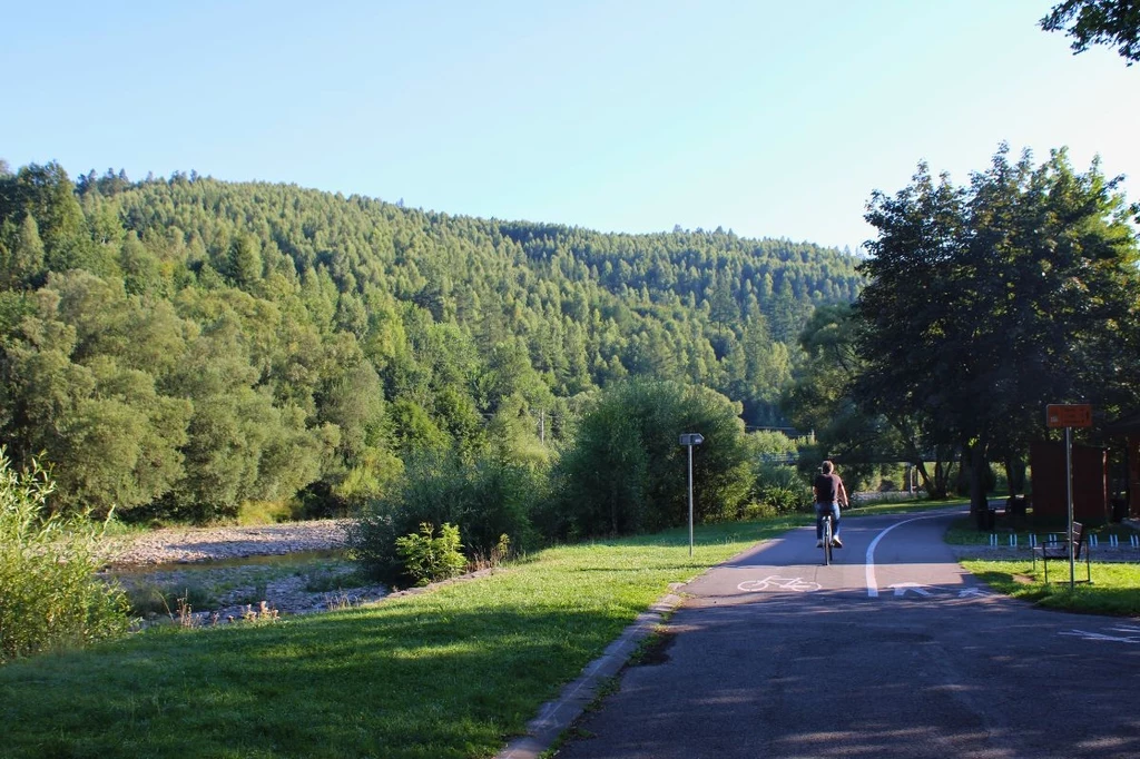 VeloSoła prowadzi z Rajczy nad Jezioro Żywieckie. Cały odcinek ma niemal 40 kilometrów długości