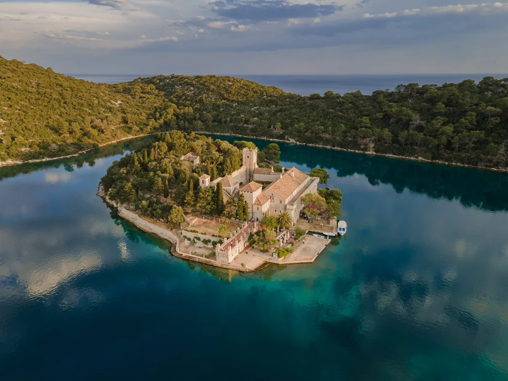 Na środku jeziora Veliko Jezero w Parku Narodowym Mljet znajduje się klasztor benedyktynów fot. Darko Kešnjer