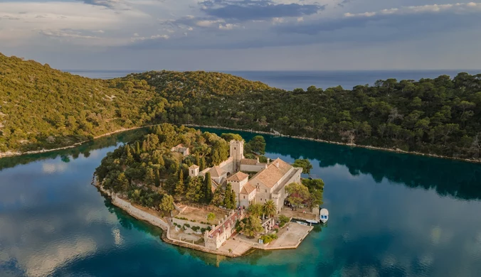 Na środku jeziora Veliko Jezero w Parku Narodowym Mljet znajduje się klasztor benedyktynów fot. Darko Kešnjer