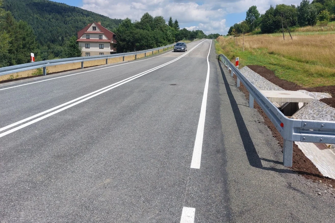 Liczący 100 metrów odcinek DK28, który został zniszczony w wyniku osuwiska, został już otwarty. Liczący 100 metrów odcinek DK28, który został zniszczony w wyniku osuwiska, został już otwarty.