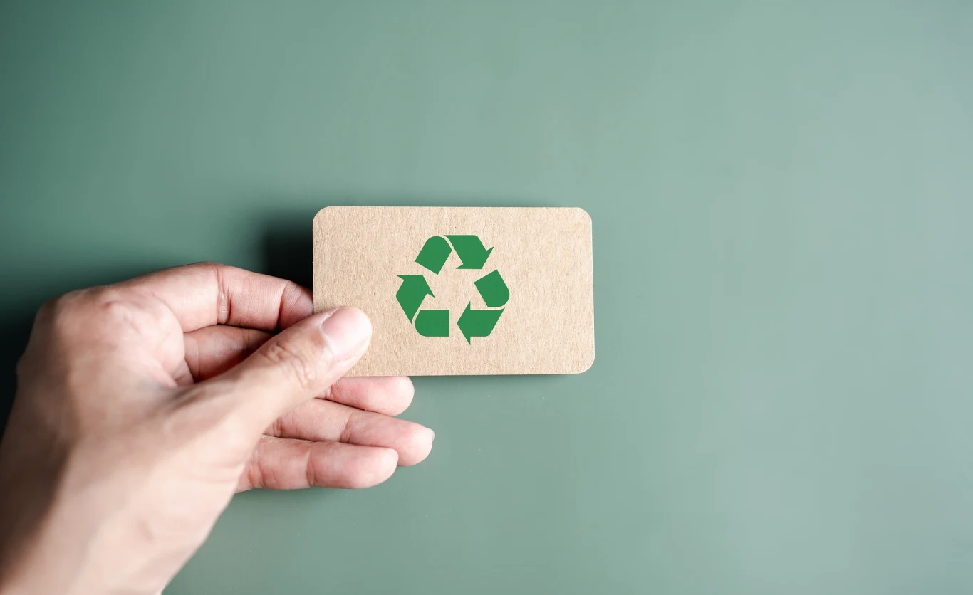 Ten znak oznacza, że produkt lub materiał nadają się do recyklingu