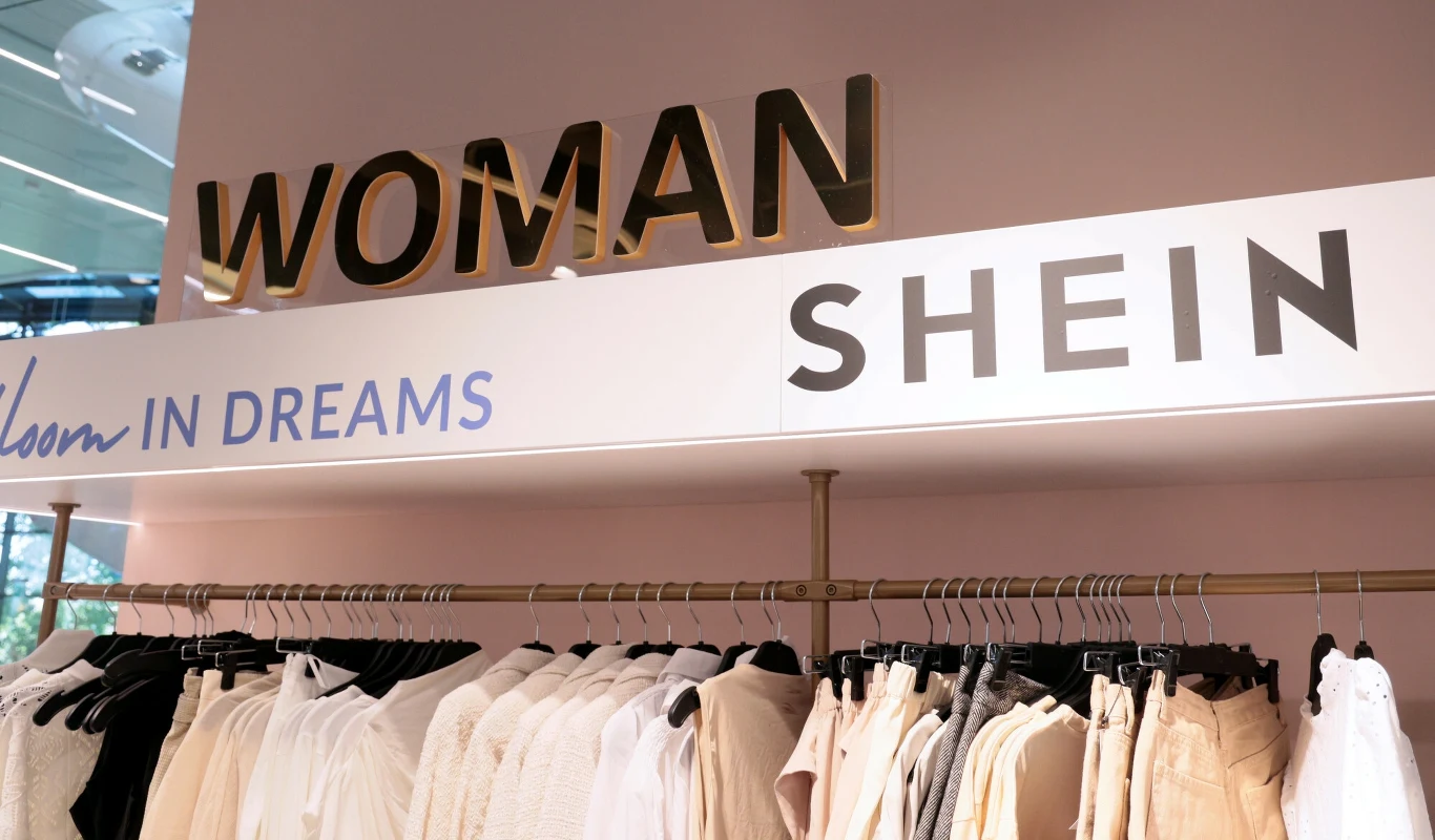 Shein zasłynęła w ostatnich latach jako firma skrajnie nieetyczna. Chodzi głównie o łamanie praw człowieka w fabrykach szyjących dla marki, złe zagospodarowanie nadprodukowanej odzieży, zanieczyszczenie środowiska, niszczenie krajowych przemysłów tekstylnych z powodu konkurencyjnej ceny, czy podrabianie projektów innych znanych marek. Coraz większym problemem jest też "zapychanie" samolotów produktami z azjatyckich firm - tanie towary kuszą klientów, a zarazem ograniczają możliwości dostaw konkurencji