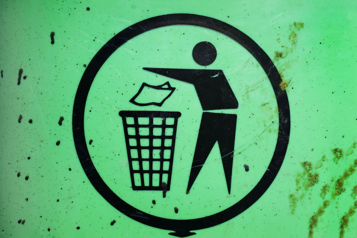 Opakowania należy wyrzucać do pojemnika na odpady - to oznacza ten symbol