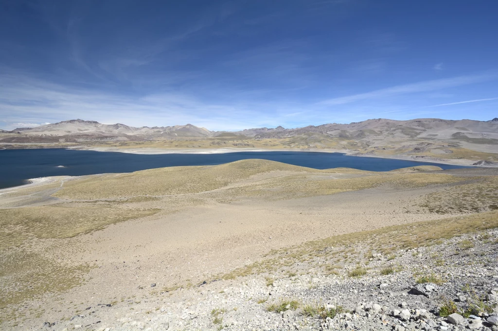 Jezioro Laguna del Maule - wielka atrakcja Chile. Jezioro Laguna del Maule - wielka atrakcja Chile.