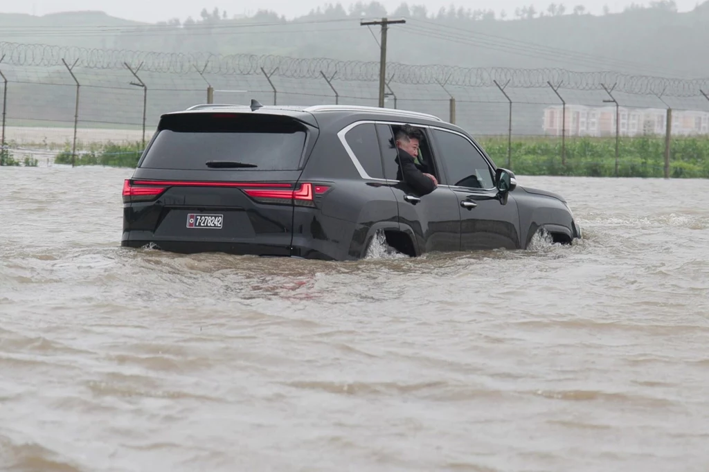 Kim Dzong Un przemierzał teren objęty powodzią na pokładzie luksusowego SUV-a.