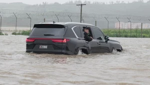 Kim Dzong Un nadzorował akcję ratunkową. Z luksusowego SUV-a