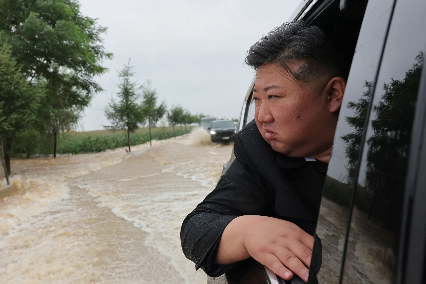 Kim Dzong poruszał się luksusowym SUV-em, Lexusem LX. Kim Dzong poruszał się luksusowym SUV-em, Lexusem LX.