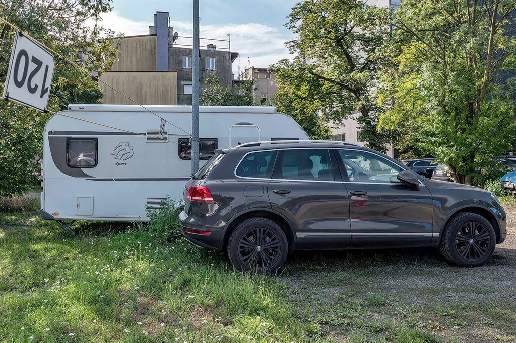 Wakacyjna „oferta” Urzędu Skarbowego. SUV i przyczepa kampingowa / Fot. Pierwszy Urząd Skarbowy Gliwice