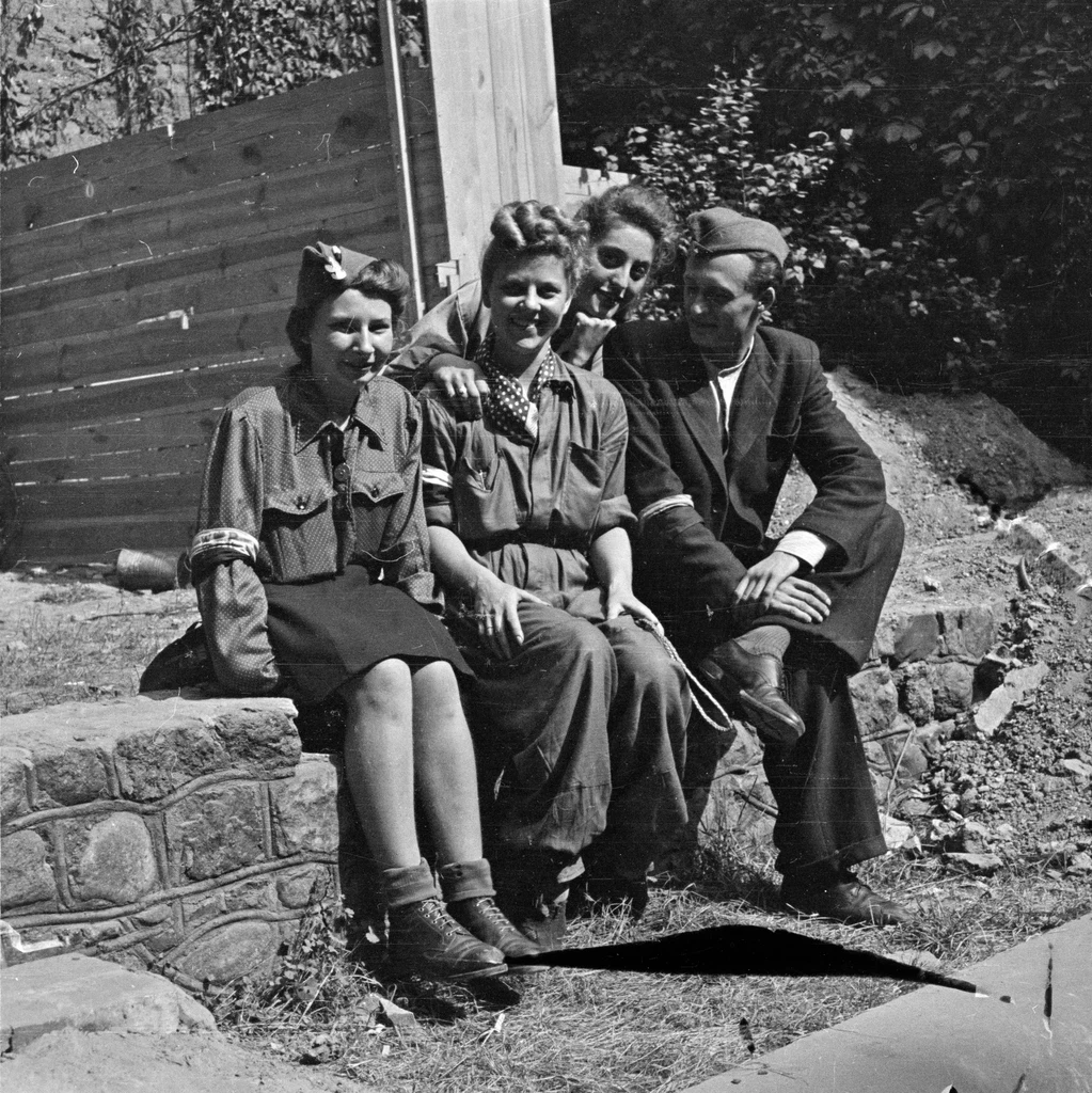 Grupa powstańców na podwórku kamienicy przy ul. Poznańskiej 12, sierpień 1944 r. (fot. Stanisław Dobrzyński „Satyr”)