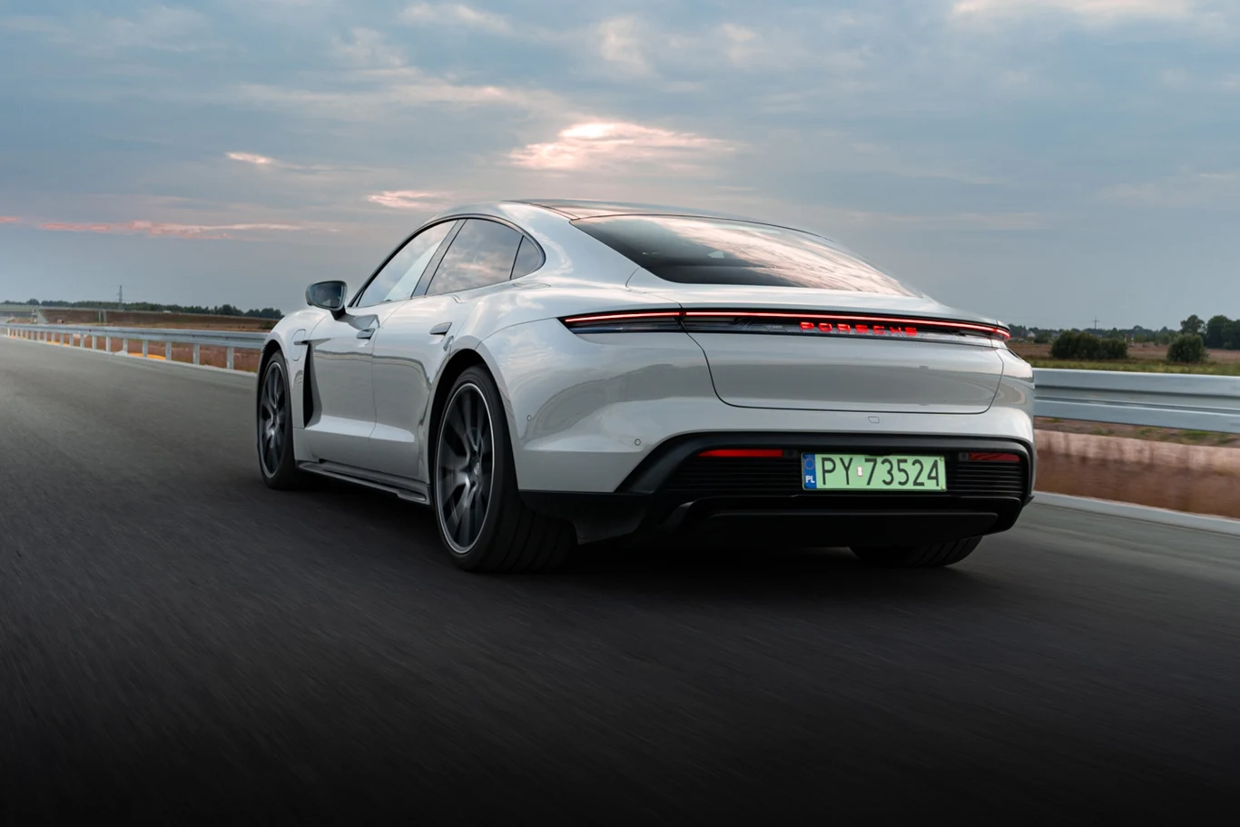 Porsche Taycan 4S w trybie "Launch Control" oferuje moc 598 KM i 710 Nm