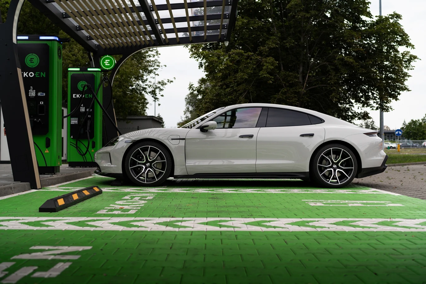 Badanie wykazało, że konsumenci mają największe obawy co do akumulatora.