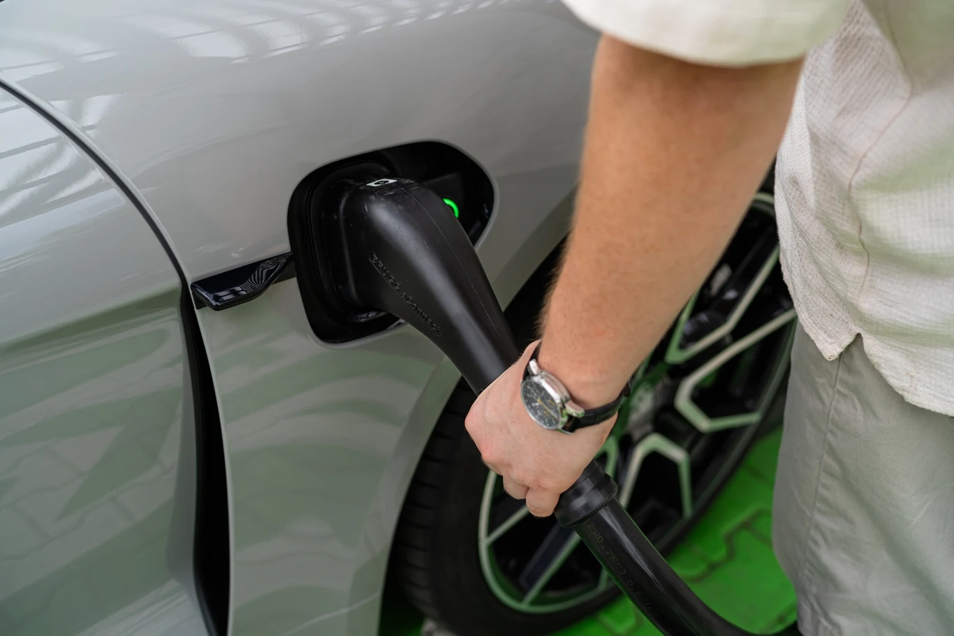 Porsche Taycan naładujemy z maksymalną mocą 320 kW od 10 do 80 proc. w równe 18 minut.