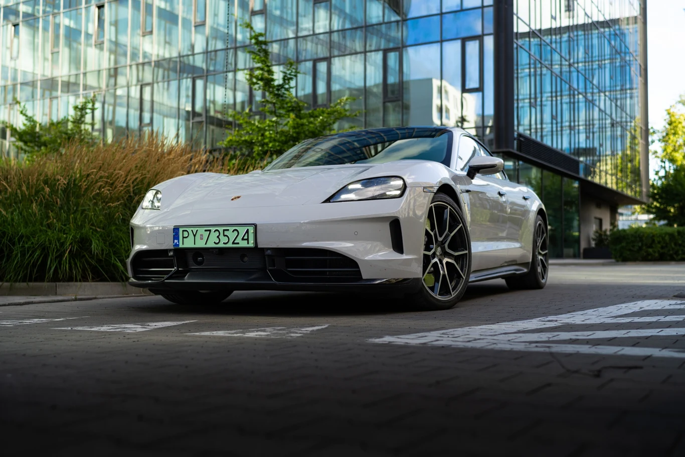 Porsche Taycan po face liftingu ma przemodelowane zderzaki i jest dostępny z opcjonalnymi reflektorami LED Matrix HD.