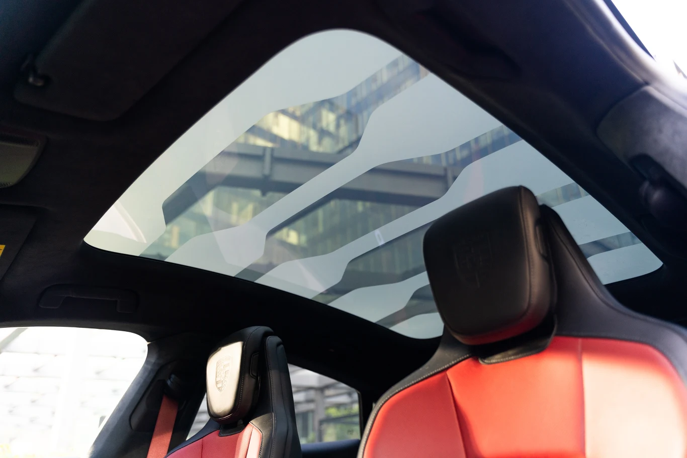 Do Porsche Taycan można domówić panoramiczny dach z funkcją regulowanego przyciemniania.