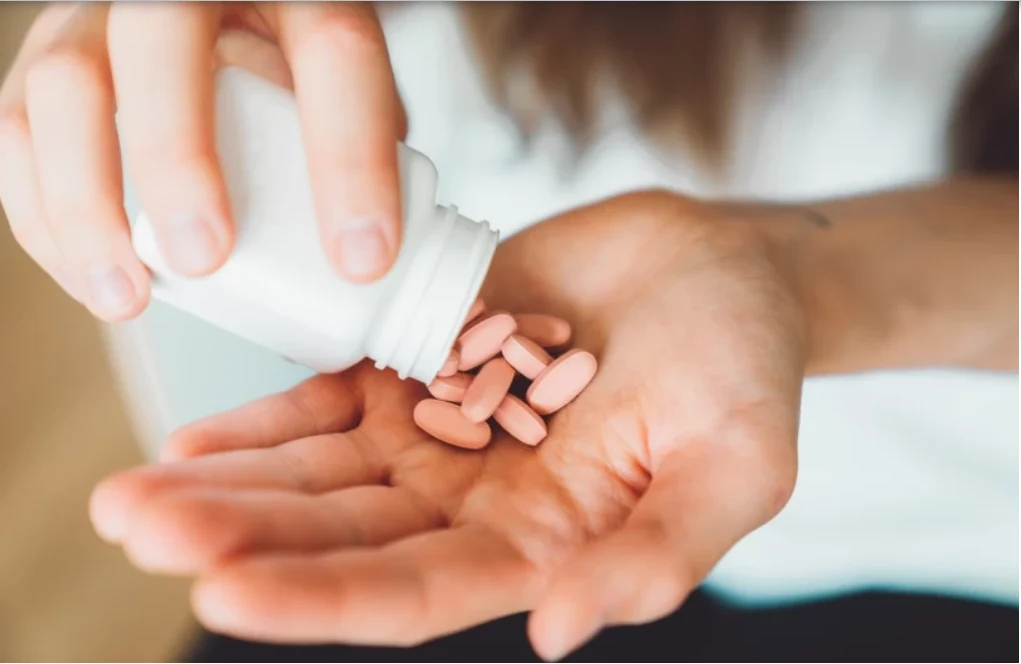 Witamina B12 jest witaminą bardzo potrzebną organizmowi. Dlaczego? Do czego może prowadzić jej niedobór? Witamina B12 jest witaminą bardzo potrzebną organizmowi. Dlaczego? Do czego może prowadzić jej niedobór?