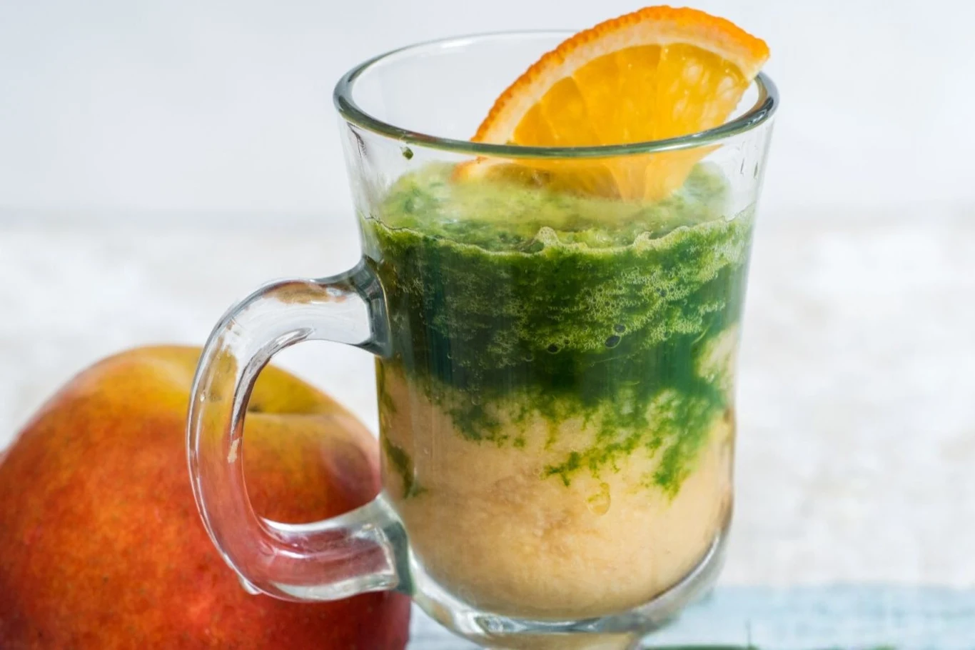 Kefir zmiksowany z owocami nie tylko syci, ale też orzeźwia Kefir zmiksowany z owocami nie tylko syci, ale też orzeźwia