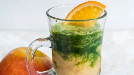 Kefir zmiksowany z owocami nie tylko syci, ale też orzeźwia