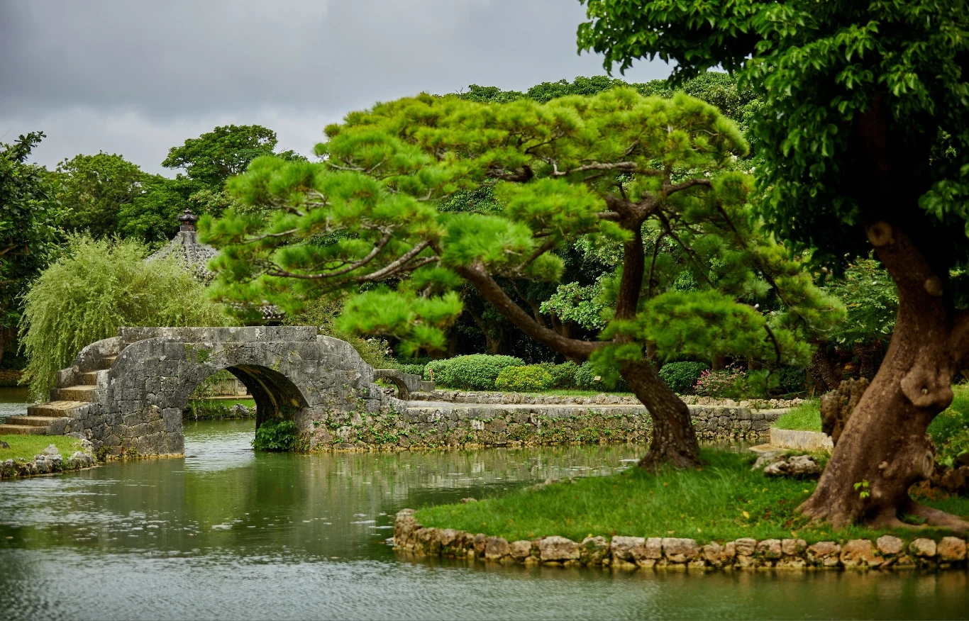 Okinawa to piękna wyspa należąca do Japonii. Ważną rolę pełni na niej turystyka. /Na zdj. Ogród Shikinaen Okinawa to piękna wyspa należąca do Japonii. Ważną rolę pełni na niej turystyka. /Na zdj. Ogród Shikinaen