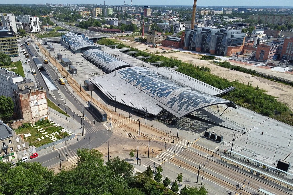 Łódź Fabryczna. Dworzec z lotu ptaka - widok od strony zachodniej (w głębi EC1).