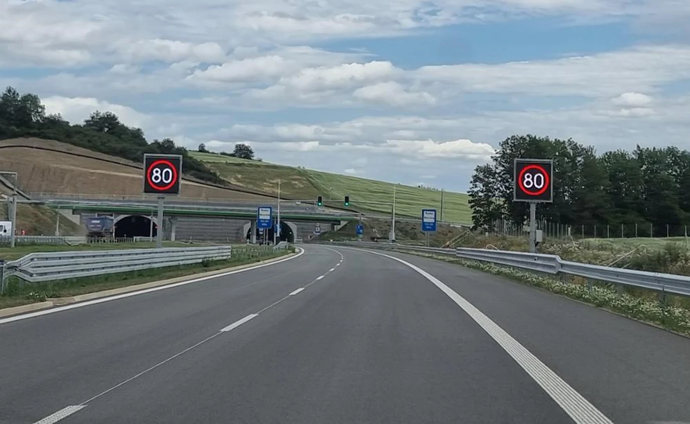 31 lipca oddano do użytku nowy tunel na drodze ekspresowej S3. To najdłuższy tunel w Polsce poza obszarem zabudowanym. Nad bezpieczeństwem czuwa odcinkowy pomiar prędkości 31 lipca oddano do użytku nowy tunel na drodze ekspresowej S3. To najdłuższy tunel w Polsce poza obszarem zabudowanym. Nad bezpieczeństwem czuwa odcinkowy pomiar prędkości