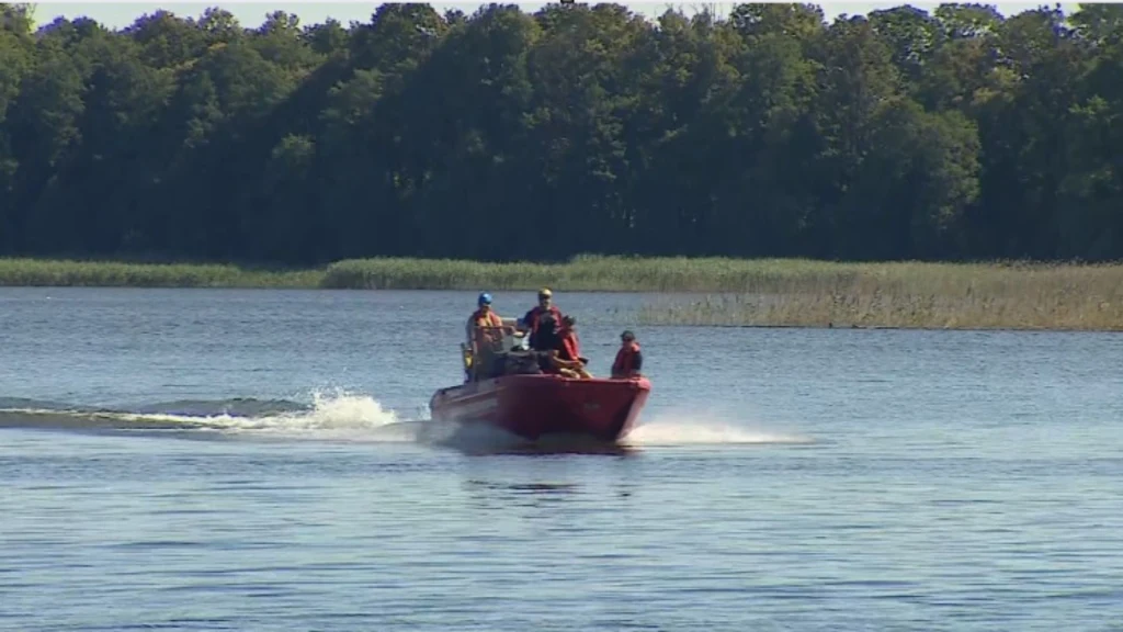 Wznowienie akcji poszukiwawczej rodziców 4-latki na Jeziorze Mikołajskim Wznowienie akcji poszukiwawczej rodziców 4-latki na Jeziorze Mikołajskim