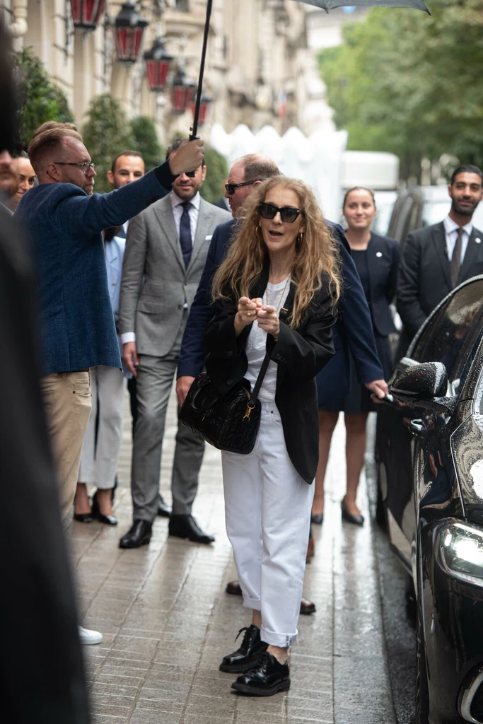 Celine Dion w czerni i bieli. Zestaw idealny na różne okazje