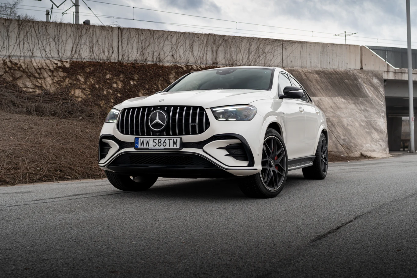Mercedesa-AMG GLE 53 4MATIC Coupe rozpoznamy po groźnym grillu i wielkich felgach.
