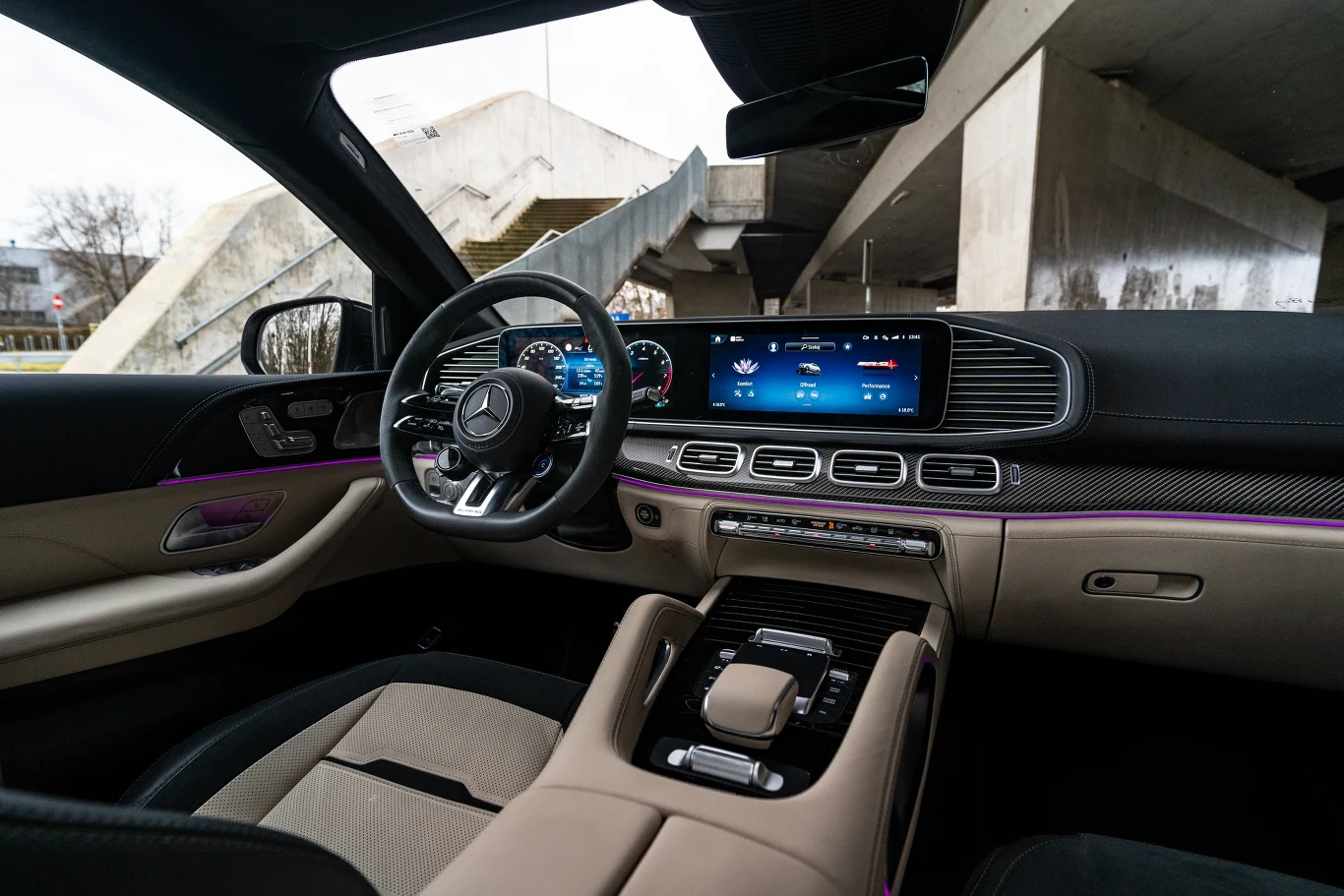 Wnętrze Mercedesa-AMG GLE 53 4MATIC Coupe łączy luksus ze sportem.