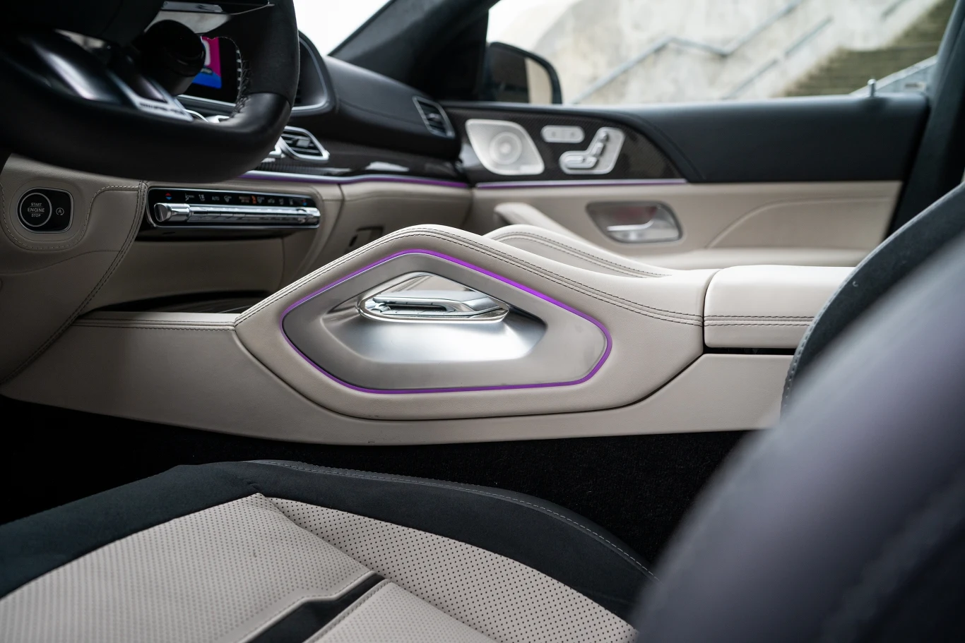 W kabinie Mercedesa-AMG GLE 53 4MATIC Coupe jest się czego złapać, a nastrojowe oświetlenie umila podróżowanie po zmroku.