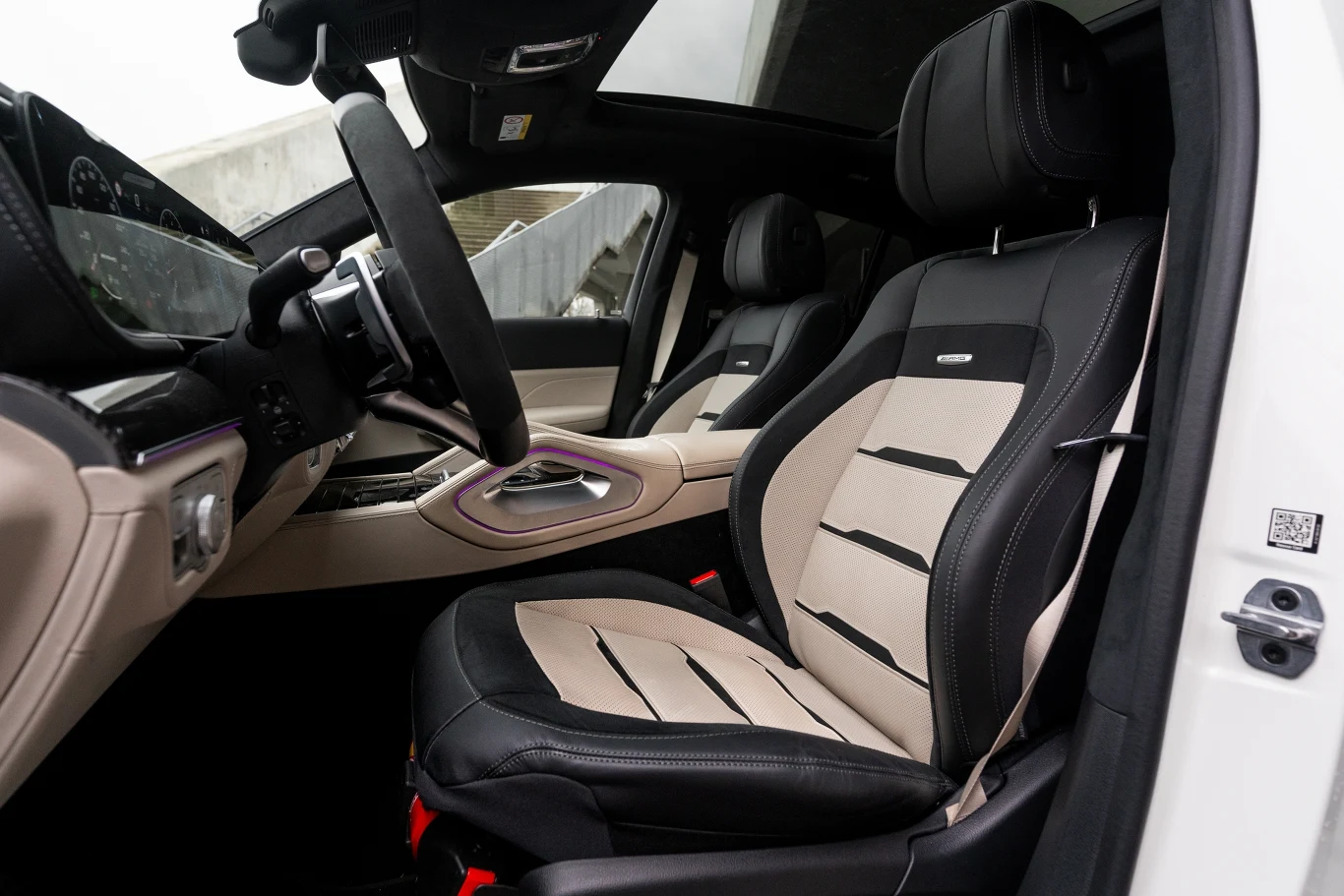 Mercedes-AMG GLE 53 4MATIC Coupe jest wygodny na długich trasach. To zasługa komfortowych, klimatyzowanych siedzeń.
