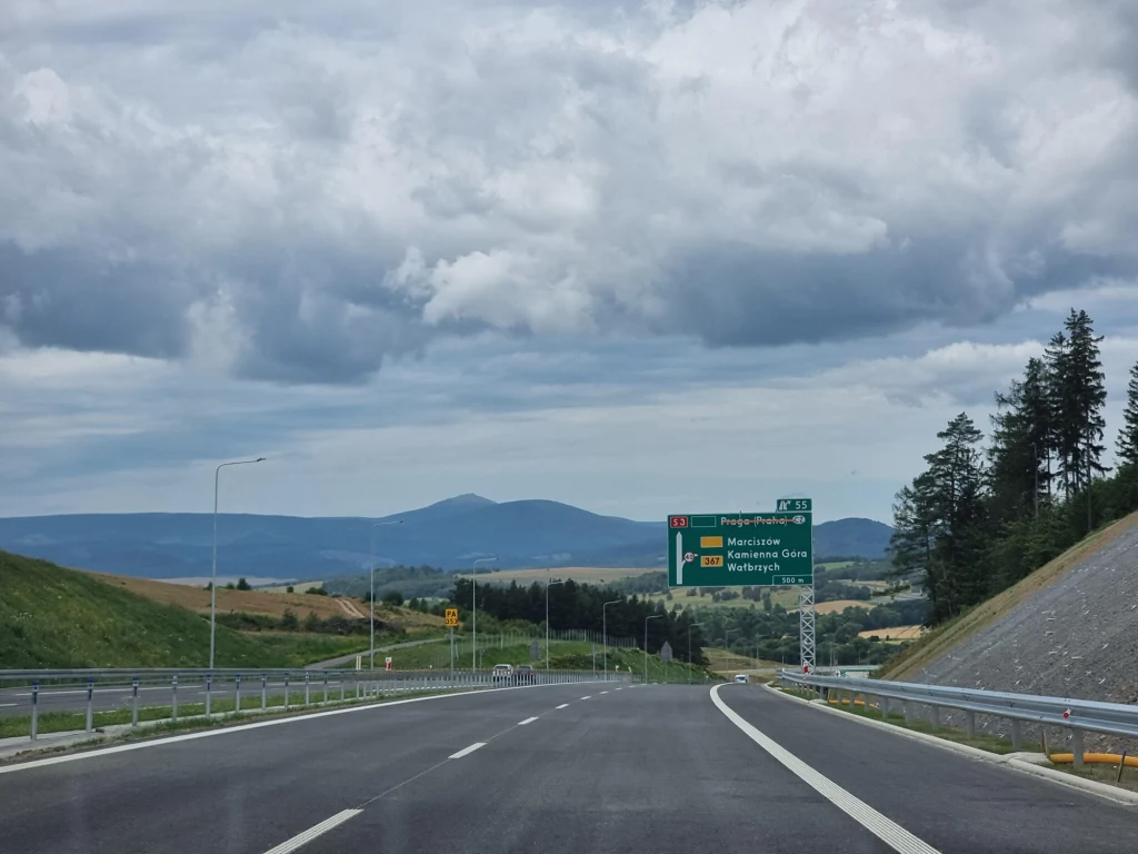 Trasa pomiędzy Bolkowem a Kamienną Górą (woj. dolnośląskie) to "najpiękniejsza droga" w Polsce, z uwagi na utaczające ją szczyty Sudetów Trasa pomiędzy Bolkowem a Kamienną Górą (woj. dolnośląskie) to "najpiękniejsza droga" w Polsce, z uwagi na utaczające ją szczyty Sudetów