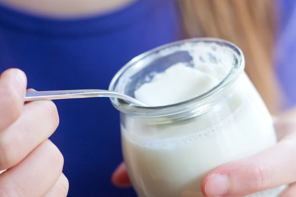 Jogurt naturalny jest produktem odpowiednim dla diabetyków, uważać należy za to na jogurty owocowe i te dosładzane / fot. Canva Jogurt naturalny jest produktem odpowiednim dla diabetyków, uważać należy za to na jogurty owocowe i te dosładzane / fot. Canva