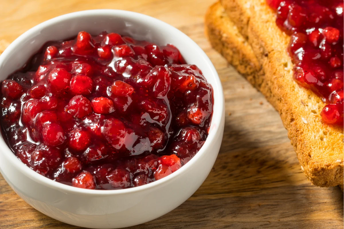 Borówka brusznica sprawdzi się między innymi do przygotowania dżemów i konfitur. Borówka brusznica sprawdzi się między innymi do przygotowania dżemów i konfitur.