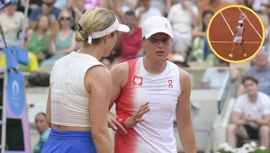 Iga Świątek podczas w pewnym momencie podniosła rakietę i opóźniła serwis Danielle Collins (w kółeczku)