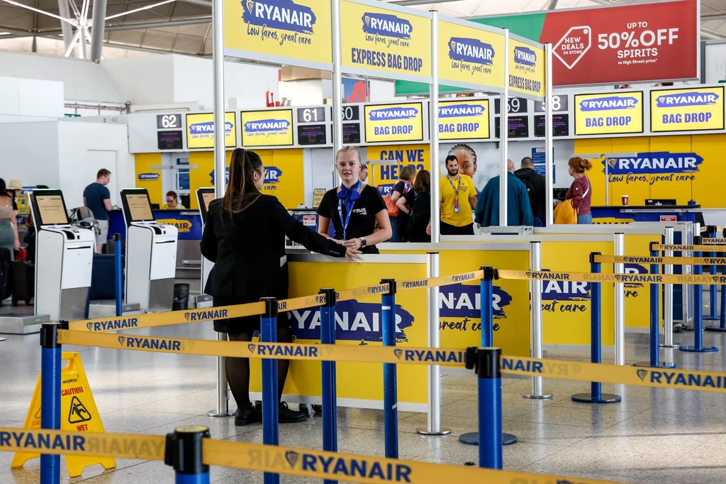 Ryanair testuje nowe miarki do bagażu podręcznego.