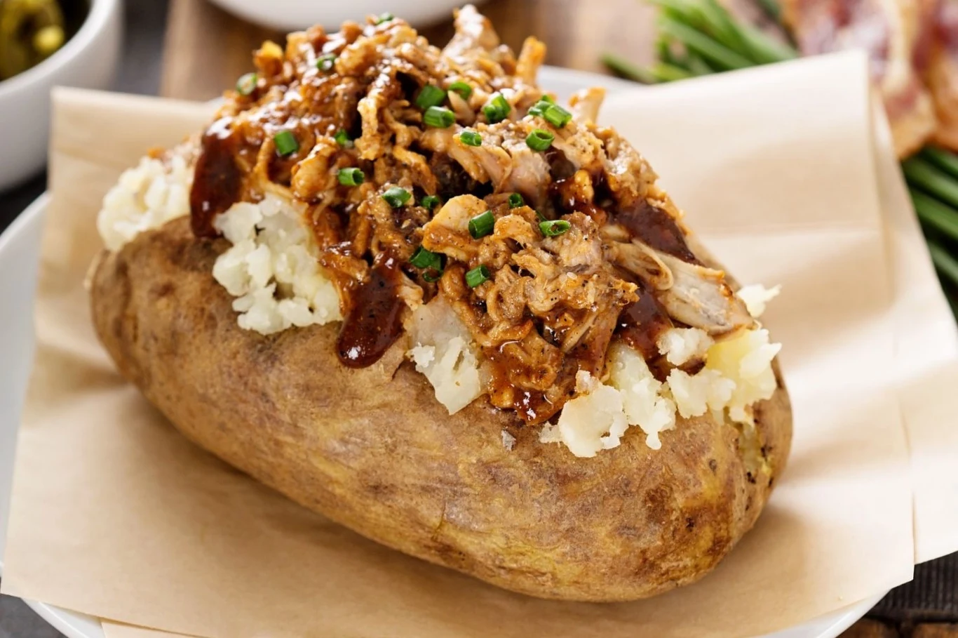 Kumpir to pieczony ziemniak po brzegi wypełniony farszem Kumpir to pieczony ziemniak po brzegi wypełniony farszem