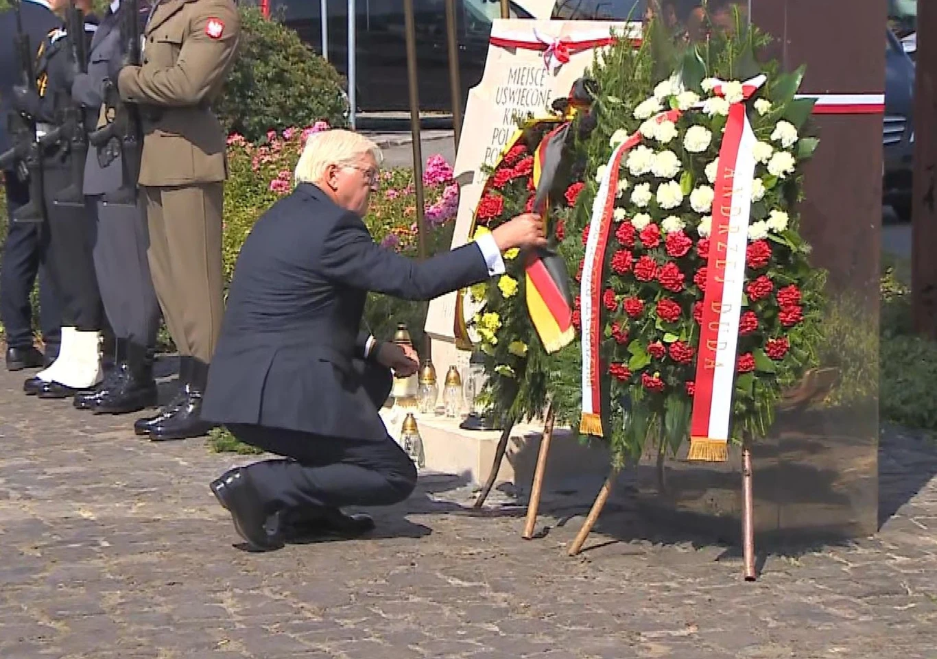 Prezydent Niemiec Frank-Walter Steinmeier oddający hołd ofiarom rzezi Woli Prezydent Niemiec Frank-Walter Steinmeier oddający hołd ofiarom rzezi Woli