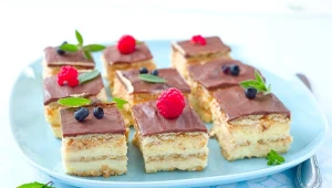 Szybkie ciasto bez pieczenia. Wykorzystaj nietypowy produkt jako spód deseru