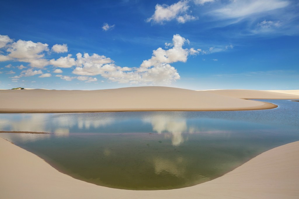 Park Narodowy Lençóis Maranhenses w Brazylii zachwyca niezwykłymi wydmami i tymczasowymi jeziorami. Miejsce wpisano na Listę Światowego Dziedzictwa UNESCO