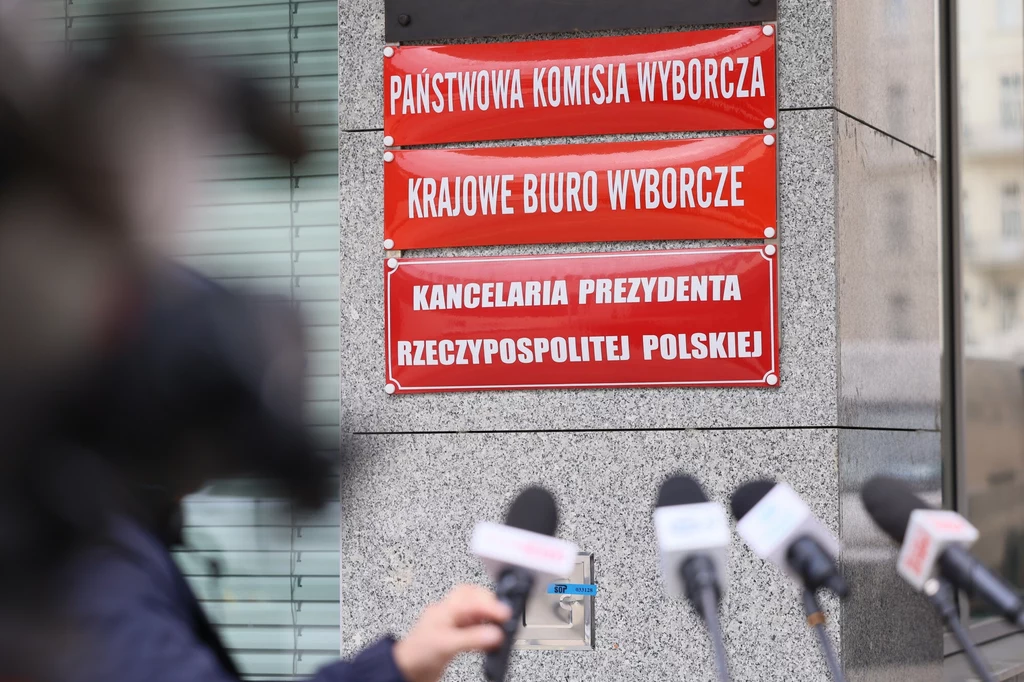 7 z 9 członków PKW wybiera Sejm, w którym większość ma partia/koalicja, która powołuje rząd, który powołuje zarządy spółek Skarbu Państwa – członkami których jak się okazuje zostają także… członkowie PKW.