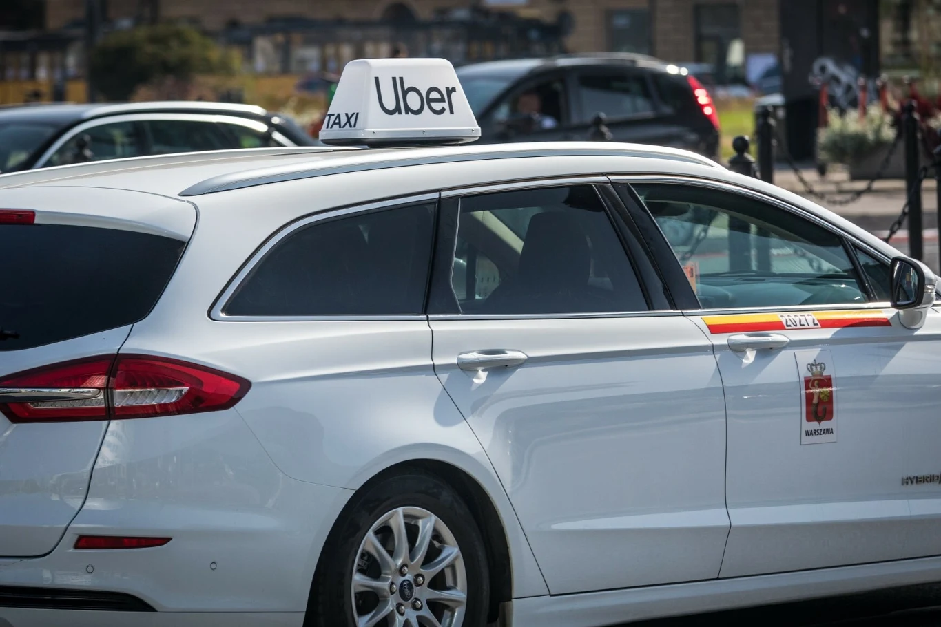 Policjanci sprawdzali m.in. dokumenty kierowców oraz ich uprawnienia do przewozu osób. Weryfikowano także stan techniczny pojazdów oraz stosowane oznaczenia. 