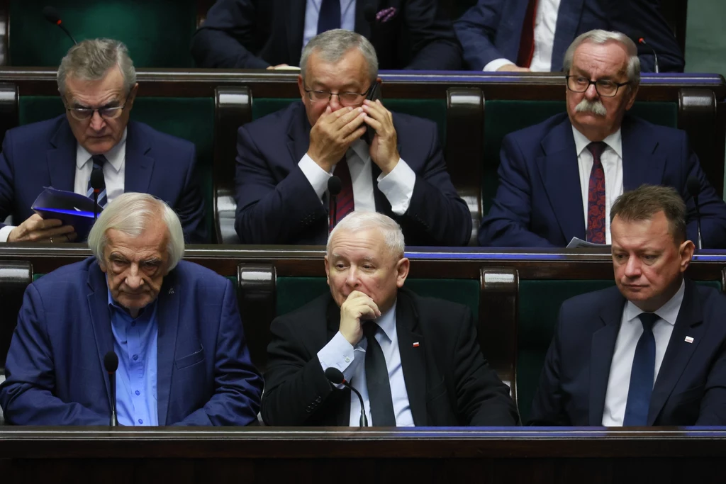 Sprawa odrzucenia przez PKW sprawozdania finansowego PiS i pozbawienia partii pieniędzy spędza sen z powiek Jarosławowi Kaczyńskiemu i politykom PiS