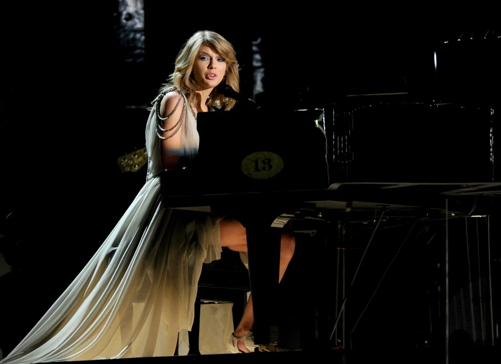 Taylor Swift podczas Ggali Grammy w 2014. Wykonała na żywo utwór "All Too Well"