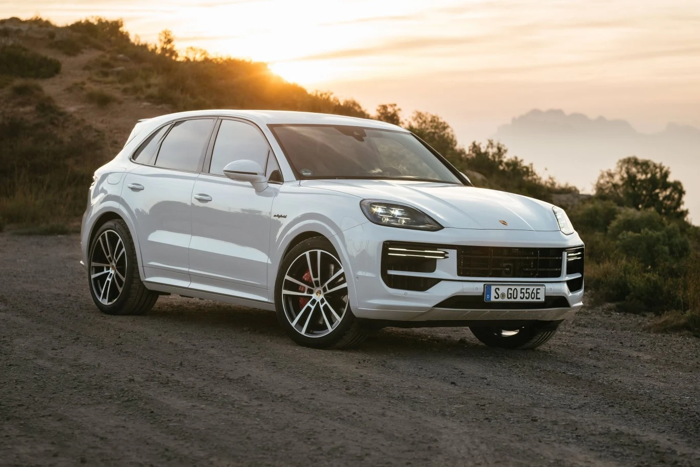 Obecne wcielenie Porsche Cayenne, oferujące napędy spalinowe, będzie dostępne równolegle ze swoim następcą. 