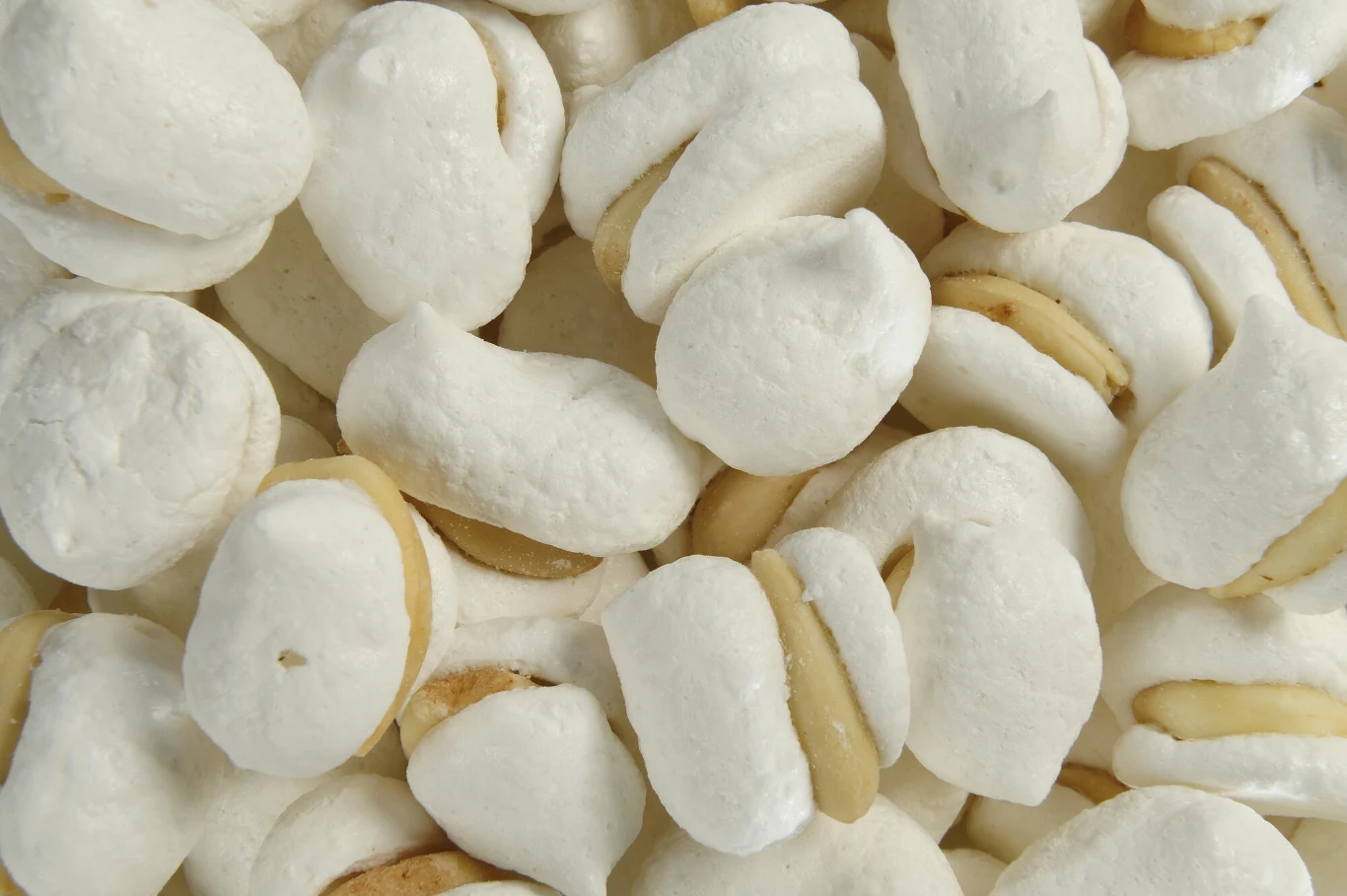 Małe bezy nadziewane kremem z pistacji pochodzących z sycylijskiego Bronte — jeden ze specjałów Festiwalu Pistacji