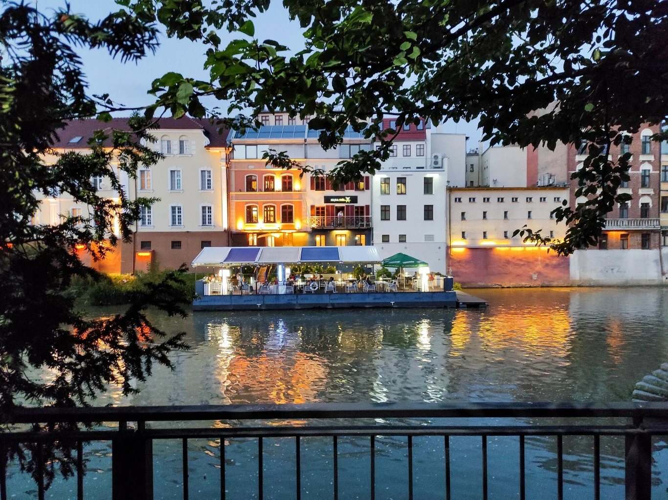 Opole to piękne miasto, położone w południowo-zachodniej Polsce. W ulokowanym nieopodal Zagwiździu znajduje się szczególny ogród botaniczny, w którym podobno napotkamy czakram. Opole to piękne miasto, położone w południowo-zachodniej Polsce. W ulokowanym nieopodal Zagwiździu znajduje się szczególny ogród botaniczny, w którym podobno napotkamy czakram.