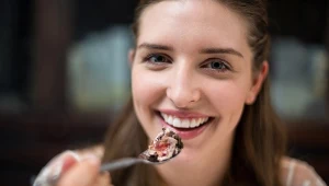 Ich jedzenie powoduje brzydki oddech. Tych produktów unikaj zwłaszcza w towarzystwie 