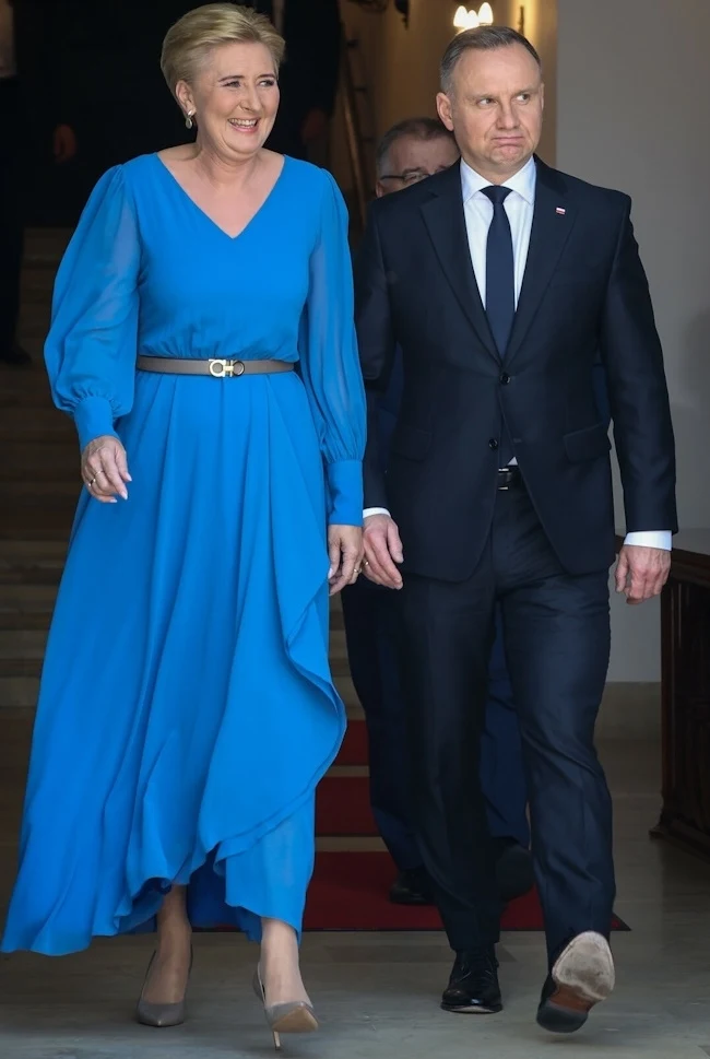 Pierwsza Dama nie rozstaje się z sukienkami odcinanymi w pasie 