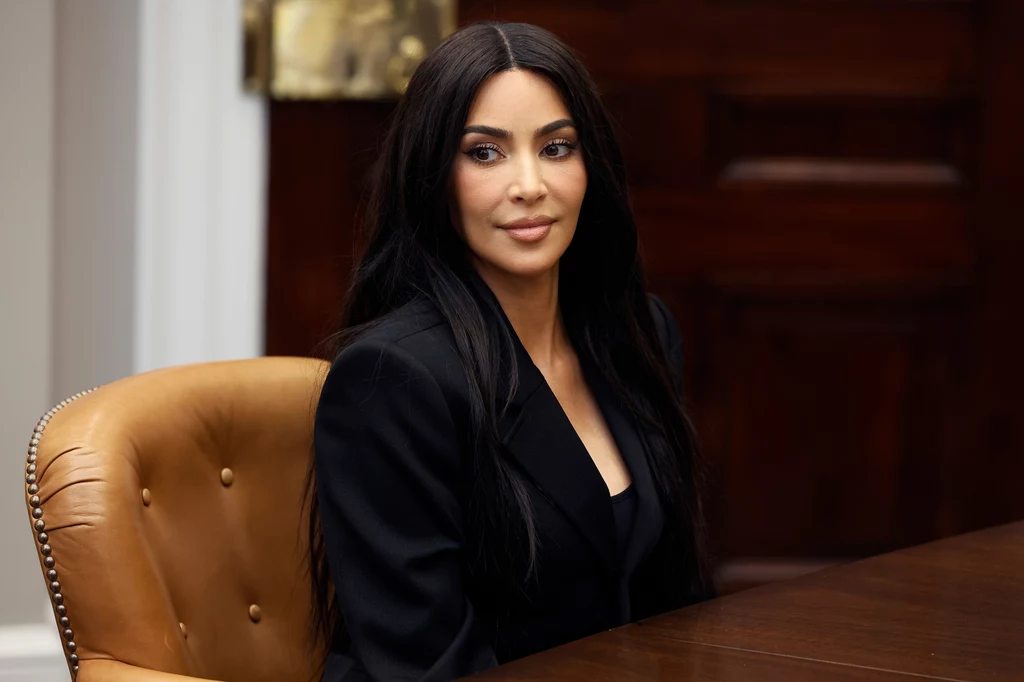 Kim Kardashian udowadnia z kolei, że mocha brunette dodaje kobiecości 