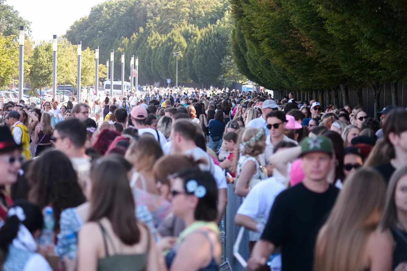 Fani czekają w kolejkach przed PGE Narodowym na wejście na koncert Taylor Swift Fani czekają w kolejkach przed PGE Narodowym na wejście na koncert Taylor Swift